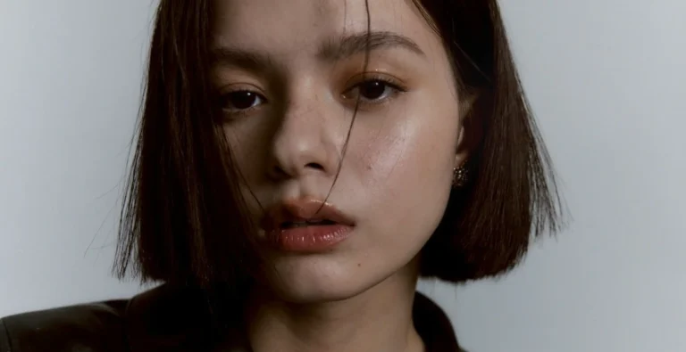  Becky Rebecca Patricia Armstrong: A Anatomia da Obstinação e o Alvorecer de um Ícone Global