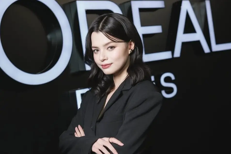 Becky-Embaixadora-da-Loreal Becky Rebecca Patricia Armstrong: A Anatomia da Obstinação e o Alvorecer de um Ícone Global