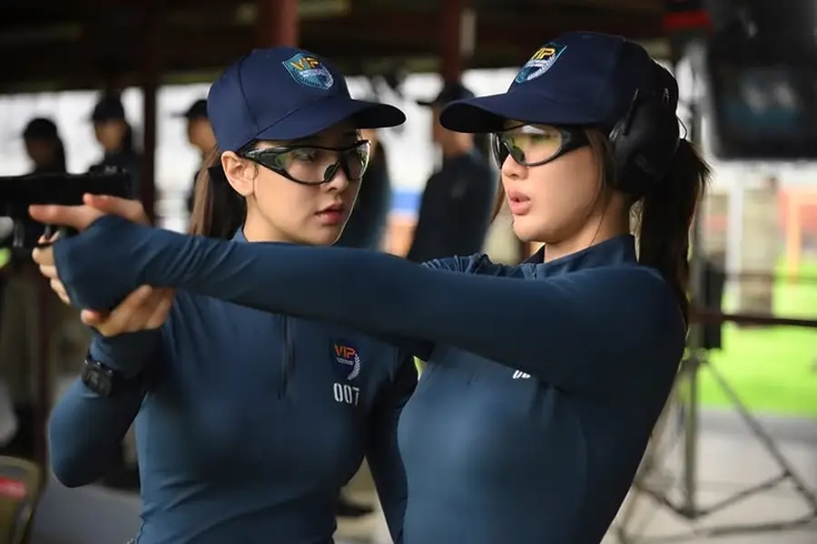 HeartCodeGL-cena Heart Code: o GL de ação e romance que está surpreendendo quem decidiu dar uma chance