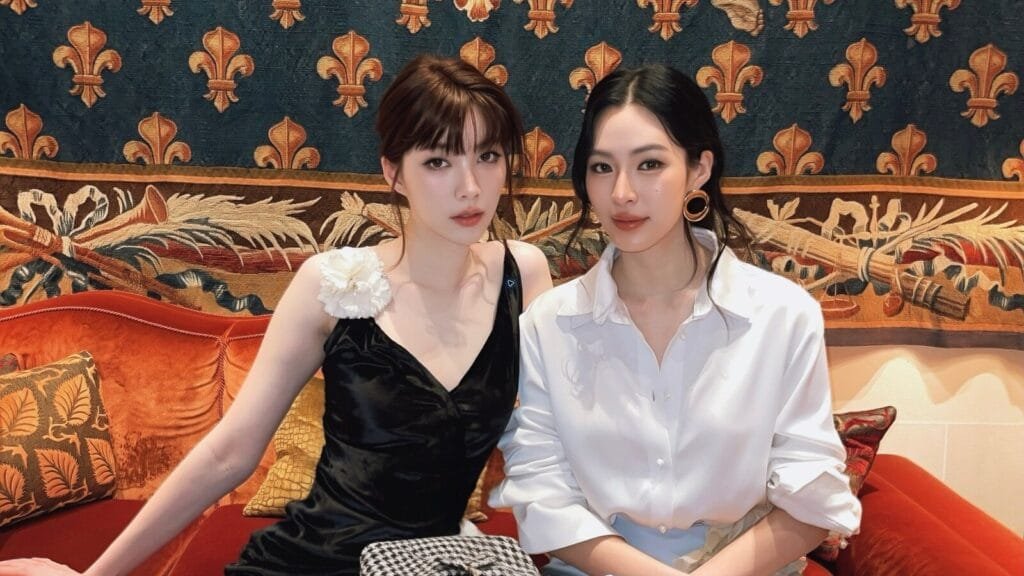 Lingling Kwong e Orm Kornnaphat juntas no evento da Dior Summer 2027 em Paris